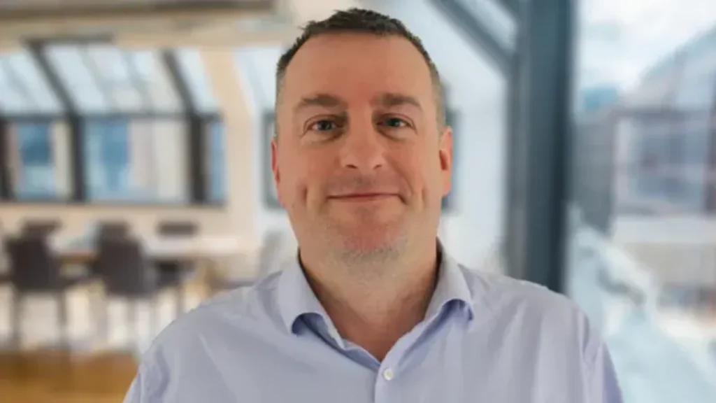 Exconcejal británico es acusado de drogar y violar a su esposa con otros hombres durante 13 años