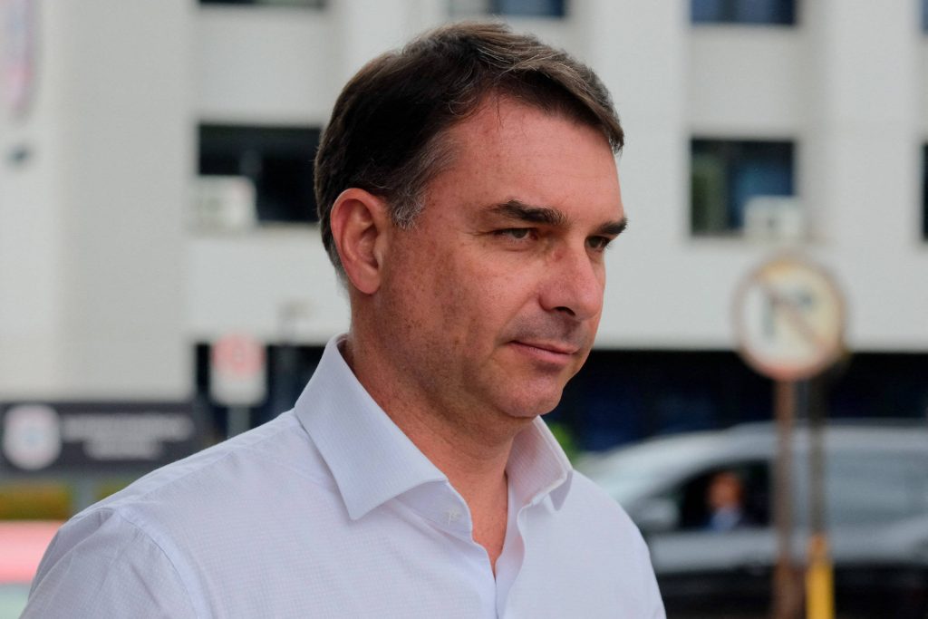 Flávio deve conversar com evangélicos após acenos de Lula - 22/12/2025 - Painel