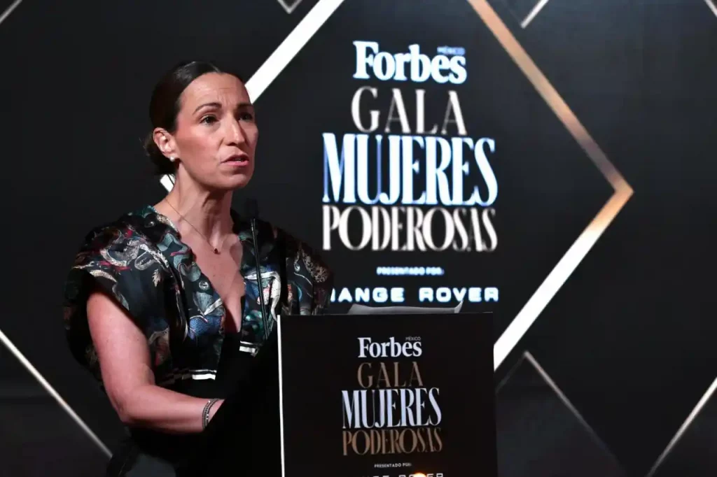 Forbes México celebra a las mujeres poderosas por llevar las riendas de los negocios • Mujeres Poderosas • Forbes México Forbes México celebra a las mujeres poderosas por llevar las riendas de los negocios • Mujeres Poderosas • Forbes México