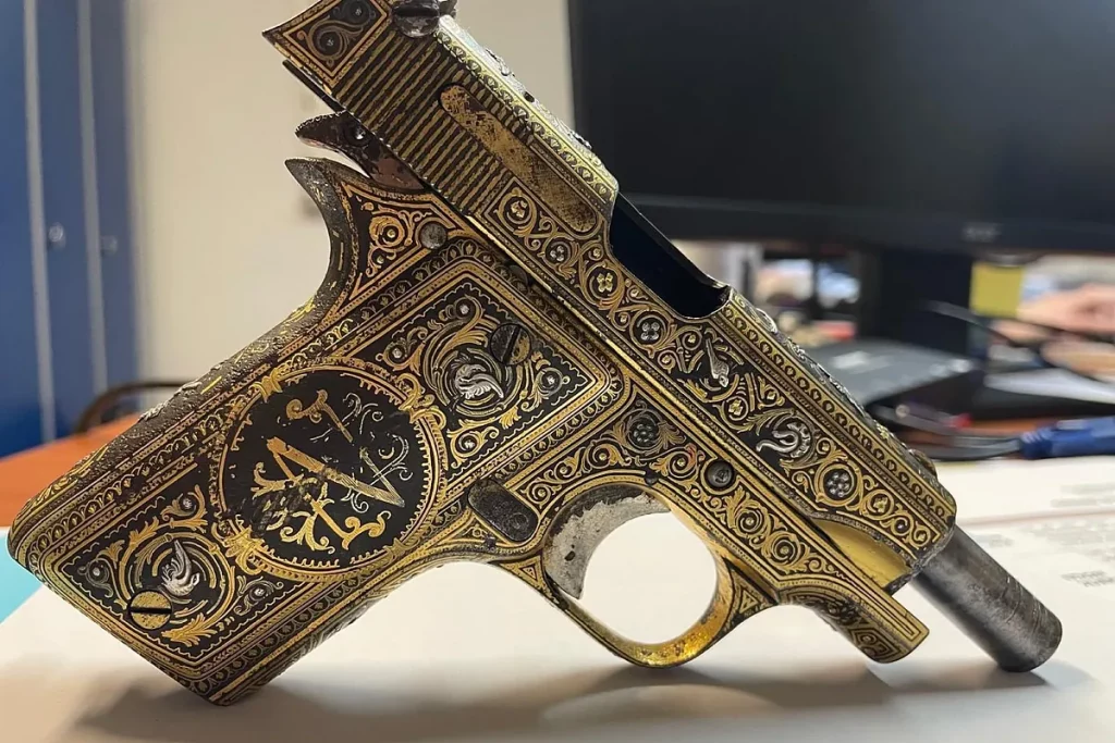 Francia devuelve a España la pistola de Alcalá-Zamora incautada a unos coleccionistas: "Estamos restituyendo a un país una parte de su patrimonio"