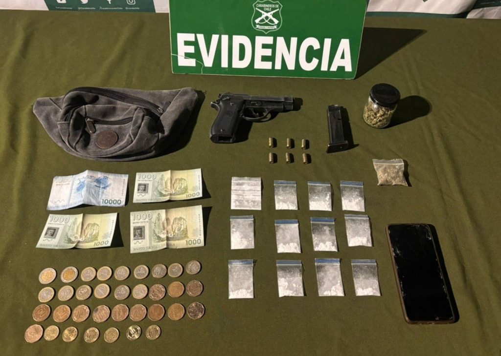Fueron fiscalizados y mantenían en su poder droga y un arma de fuego. Fueron fiscalizados y mantenían en su poder droga y un arma de fuego.