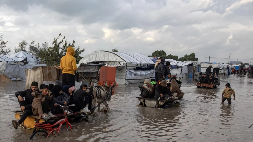 Fuertes lluvias en la Franja de Gaza dejan al menos 10 muertos por el frío y derrumbe de edificios, y más de 1.500 desplazados por inundaciones