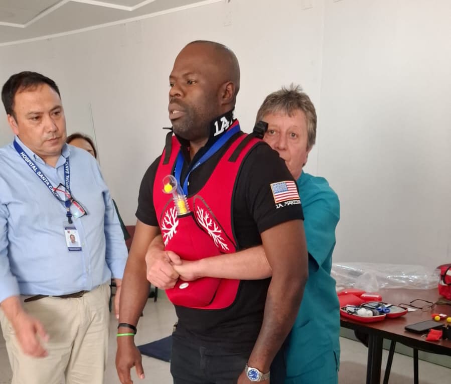 Funcionarios del Hospital de Santa Cruz se certifican como brigadistas de emergencia Funcionarios del Hospital de Santa Cruz se certifican como brigadistas de emergencia