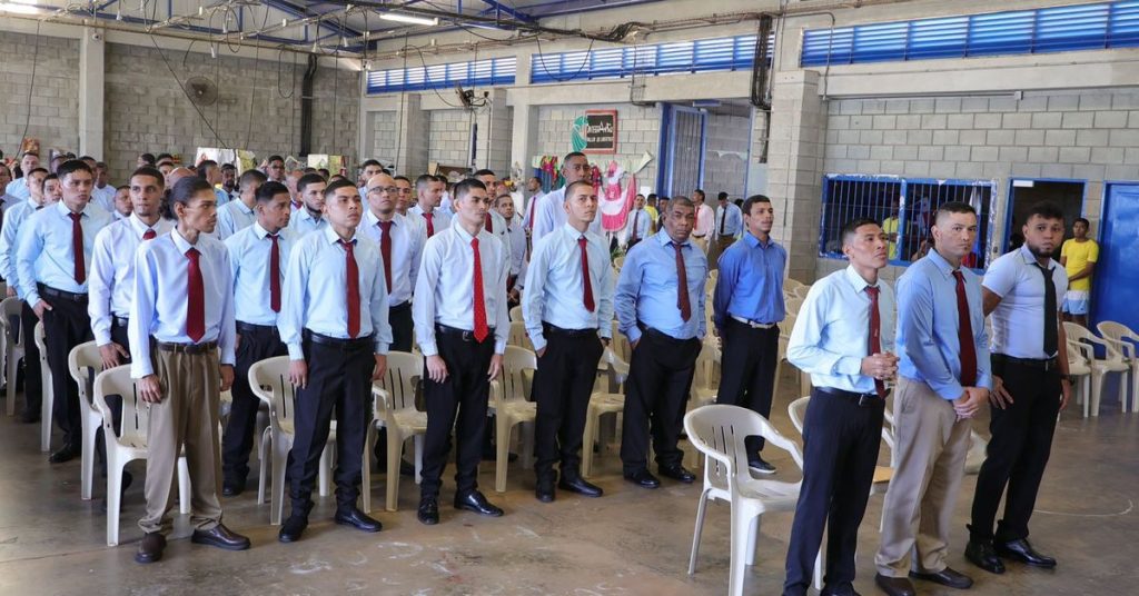 Graduación en centros penitenciarios marca un nuevo comienzo para 361 internos - Nacionales