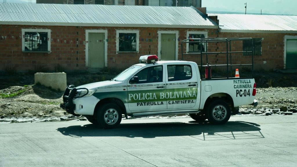 Hallan el cuerpo de una mujer en un refrigerador en plena calle con un perturbador mensaje