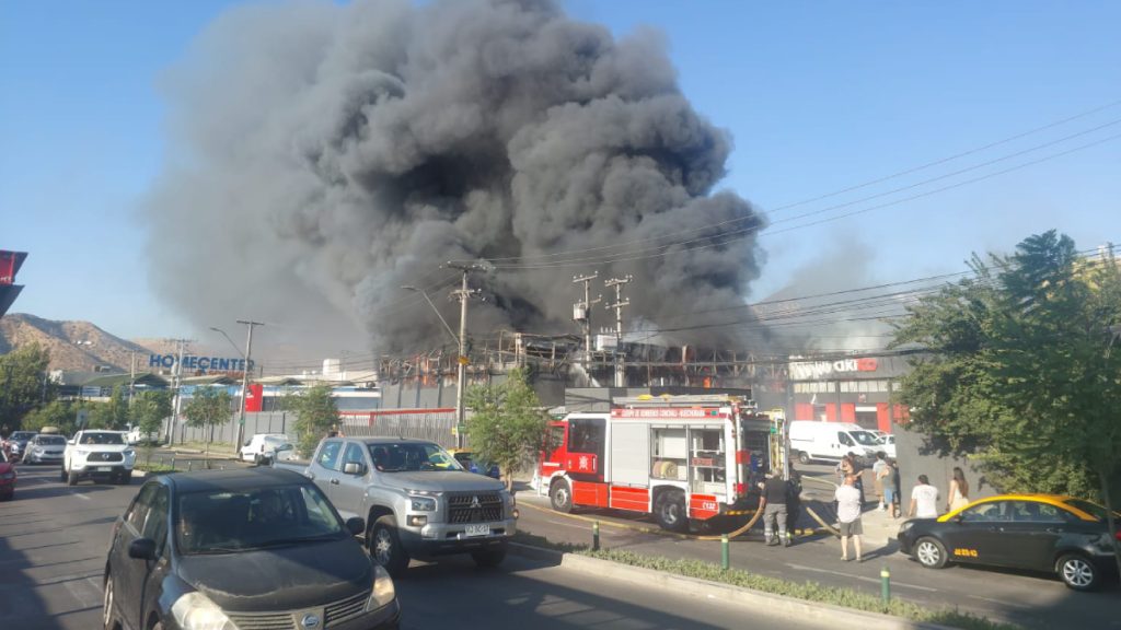 Incendio afecta a bodegas cercanas al Mall Plaza Norte Incendio afecta a bodegas cercanas al Mall Plaza Norte