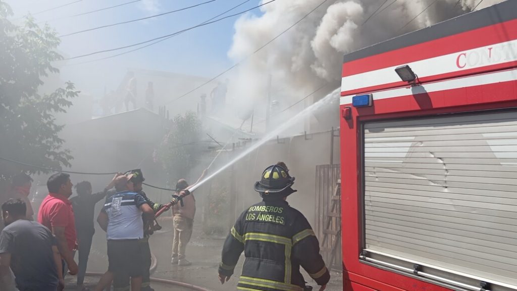 Incendio afectó a tres viviendas en el sector sur de Los Ángeles: Se investiga las causas