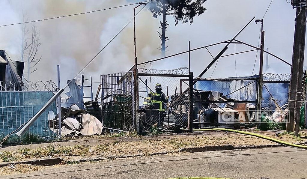 Incendio arrasó con cuatro viviendas en campamento de Temuco
