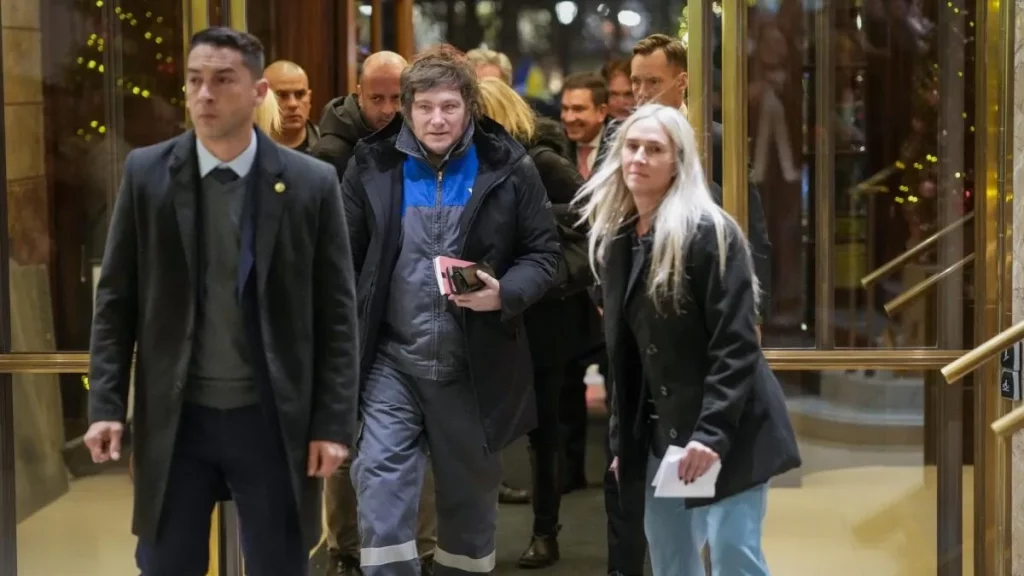 Javier Milei llegó a Oslo para la ceremonia de los Premios Nobel vestido con el overol de YPF