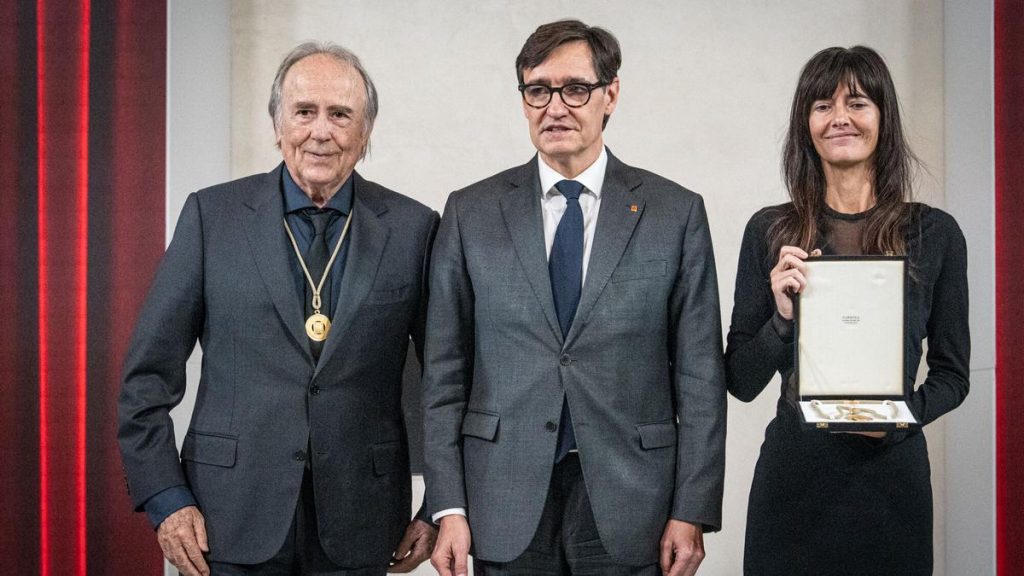Joan Manuel Serrat y Núria Espert, símbolos de “los valores de la mejor Cataluña”, reciben la Medalla de Oro de la Generalitat Joan Manuel Serrat y Núria Espert, símbolos de "los valores de la mejor Cataluña", reciben la Medalla de Oro de la Generalitat