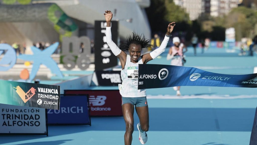 Joyciline Jepkosgei gana en Valencia con la mejor marca del año