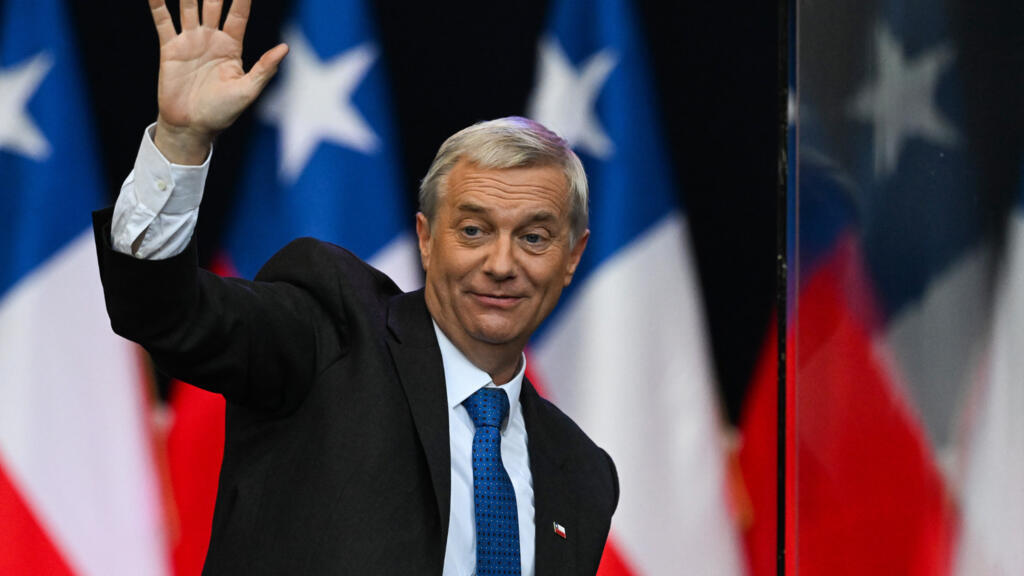 Kast promete recuperar "orden y seguridad" de Chile al cerrar campaña al balotaje Kast promete recuperar "orden y seguridad" de Chile al cerrar campaña al balotaje