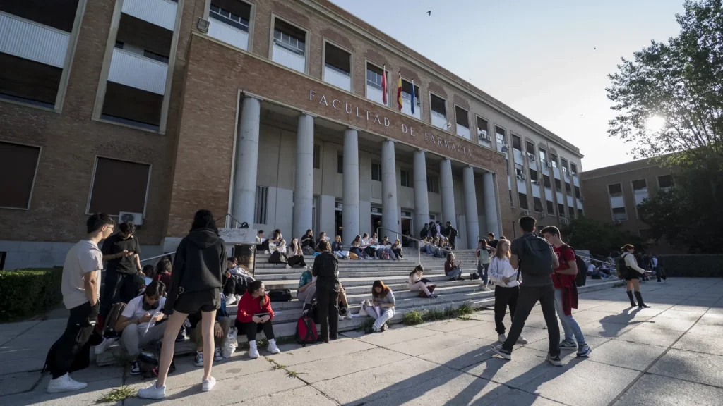 La IA anticipa las cinco carreras universitarias que no deberías estudiar en 2026