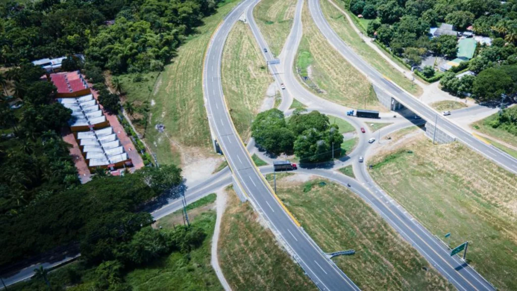 La economía colombiana crecería el próximo año entre 2 y 3,2 %, pero con inflación y déficit fiscal aún elevados; hay grandes retos en inversión