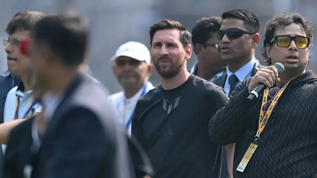 La gira de Messi por la India comienza con aficionados lanzando botellas y vandalizando el estadio | Noticias de futbol