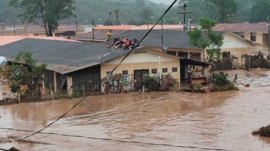 Lara llega a la zona del desastre; reportero 18 desaparecidos