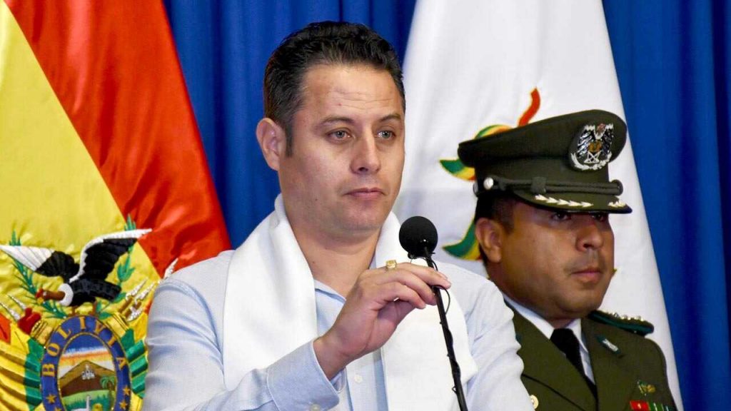 Lara pide 'pena máxima' y dar de baja al policía que disparó en Cotapachi