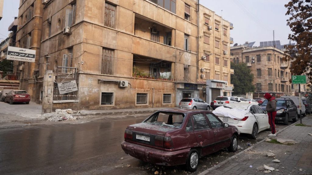 Las SDF lideradas por los kurdos y el gobierno sirio acuerdan detener los combates mortales en Alepo