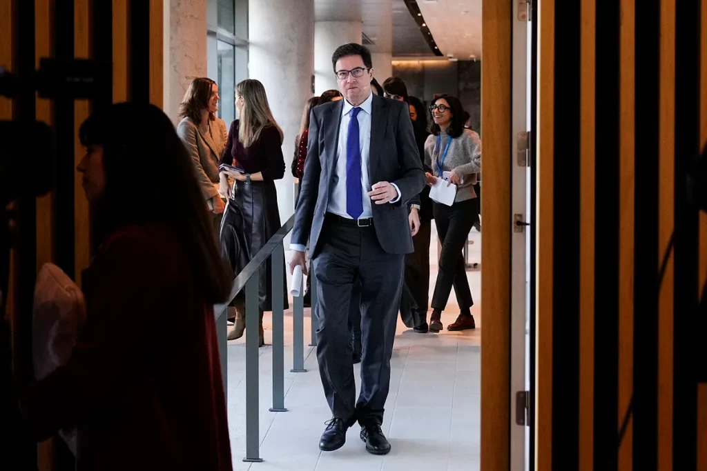 Las crisis en Ferraz y en el Gobierno hunden al PSOE-M de Óscar López: "El clima se contagio"