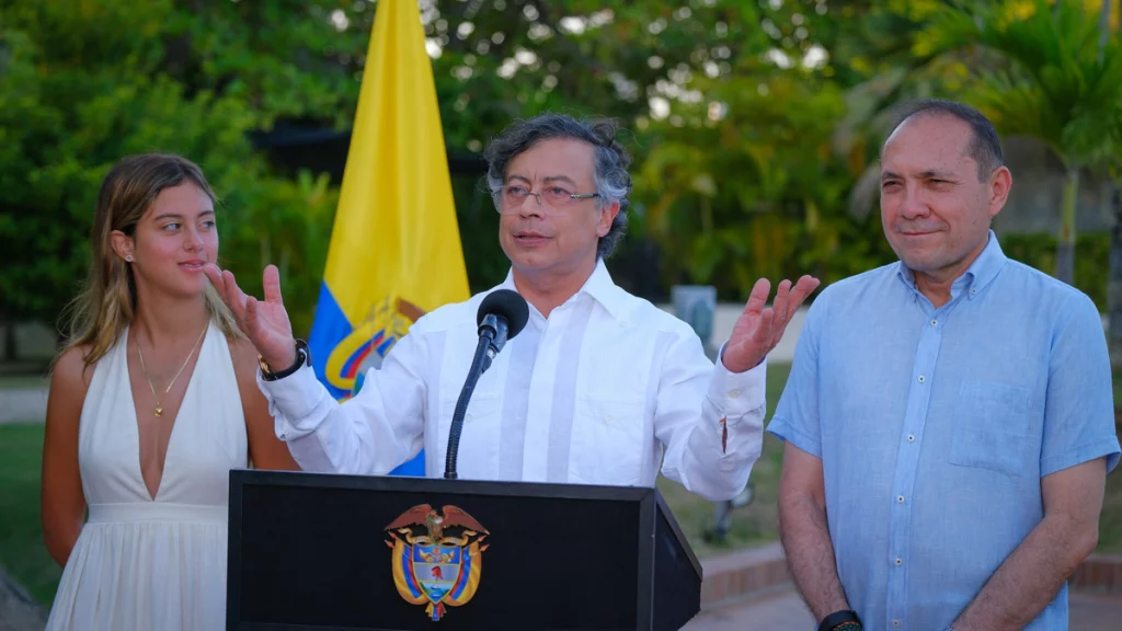 Las reacciones políticas al incremento del salario mínimo anunciado por el presidente Gustavo Petro en alocución presidencial