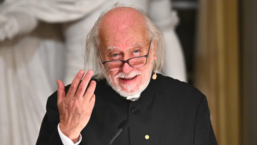 Lászlo Krasznahorkai alertó sobre los "ángeles sin alas" como Elon Musk y sus "aviones demenciales"