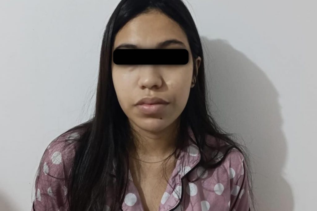 Le pusieron los ganchos a mujer que usaba IA para fingir ser hombre y despojar a sus víctimas de vehículos en Caracas.