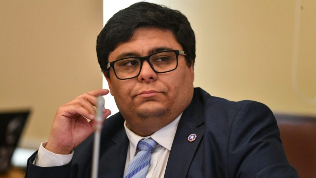 Lo agredió al verlo en un Mall: Diputado republicano es increpado por estar en contra de las 40 horas