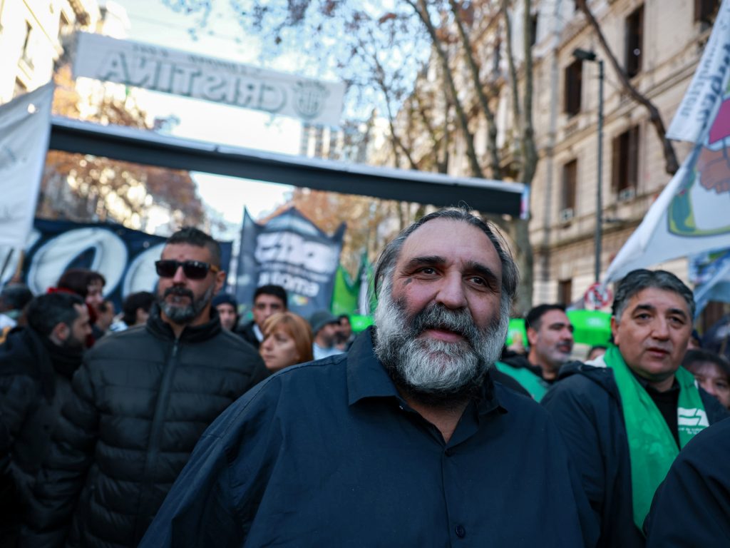 Los gremios dicen que la marcha a Plaza de Mayo será masiva y desafiarían el protocolo antipiquetes del Gobierno.