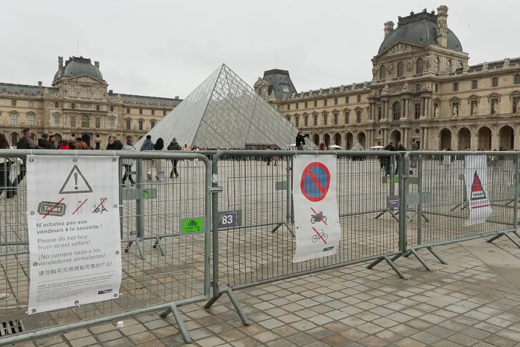 Los ladrones del Louvre podrían haber sido detenidos por un lapso de 30 segundos, según la investigación administrativa