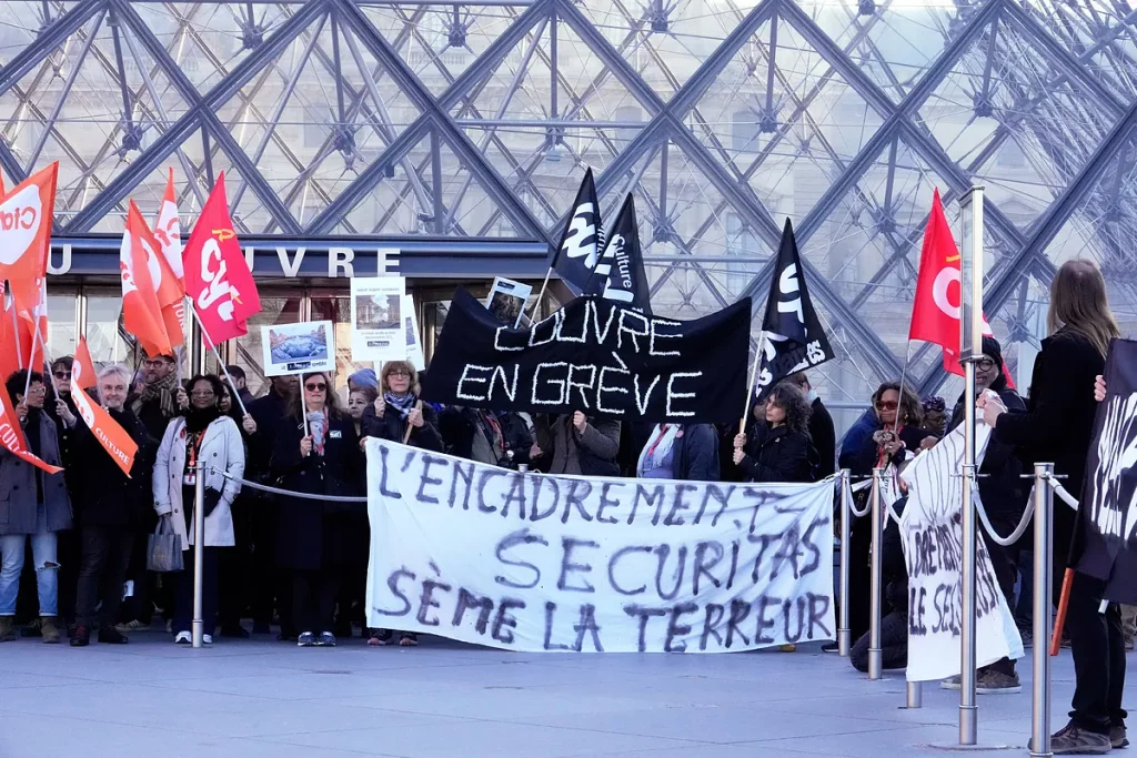 Los trabajadores del Louvre paralizan el museo con una huelga por la sobrecarga laboral en plena polémica por el robo
