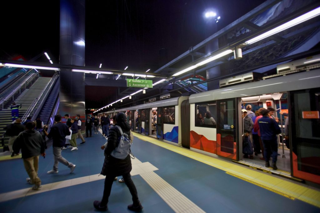 Metro de Quito amplía horarios para las fiestas de la capital