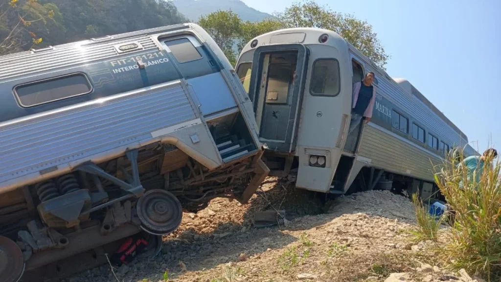 México Descarrilamiento de tren deja 13 personas muertas y 98 heridas (VIDEO)