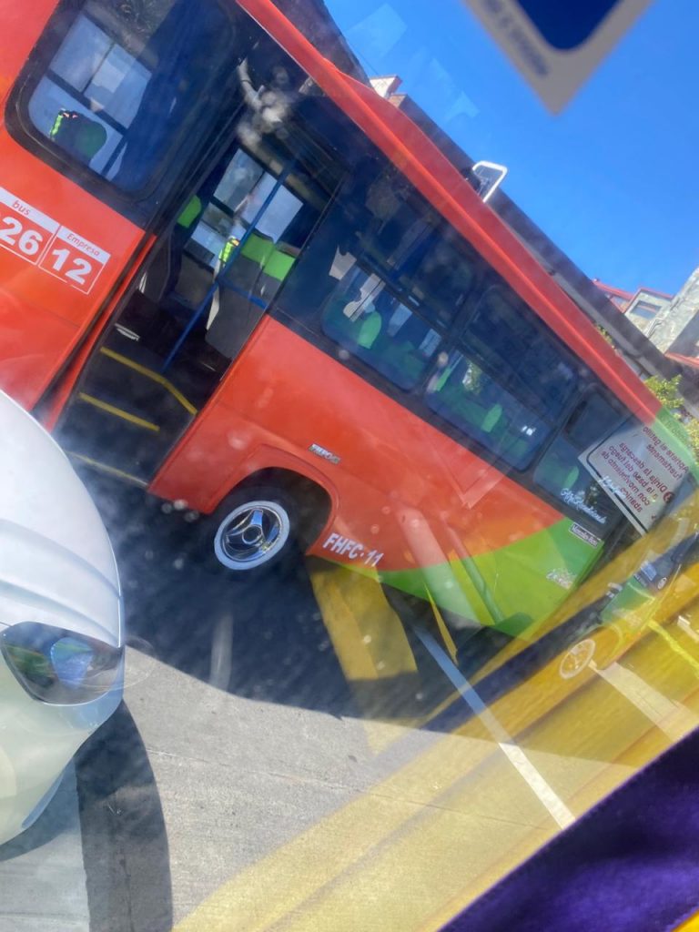 Micrero atropella a menor de edad tras estar “haciendo carrera”