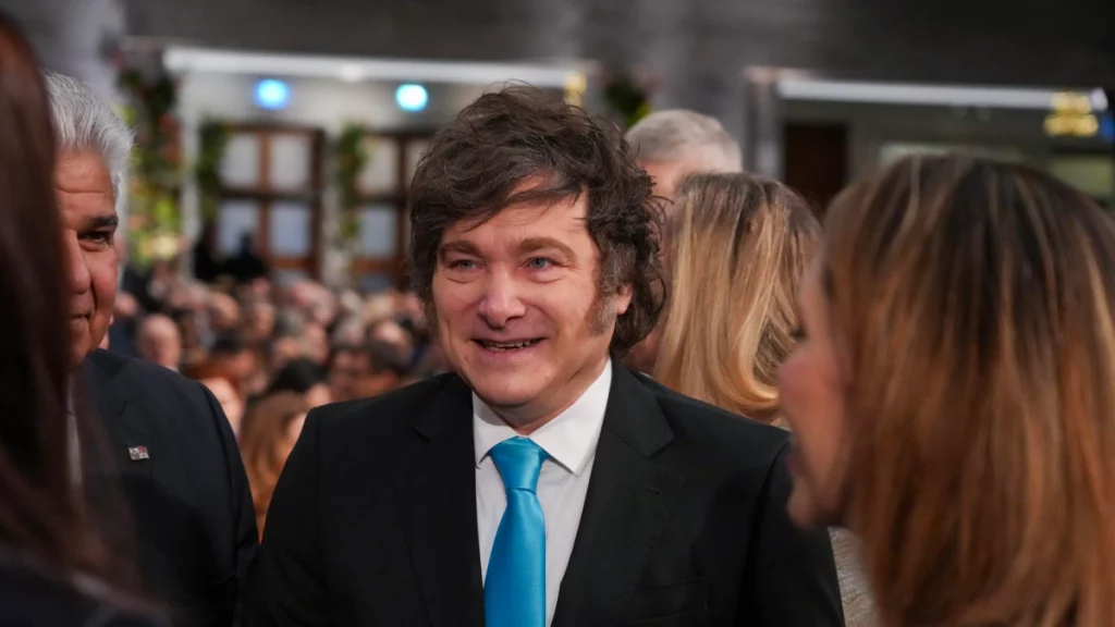 Milei inicia la segunda mitad de su mandato fortalecido por el Congreso, pero obligado a negociar para aprobar reformas polémicas. Milei inicia la segunda mitad de su mandato fortalecido por el Congreso, pero obligado a negociar para aprobar reformas polémicas.