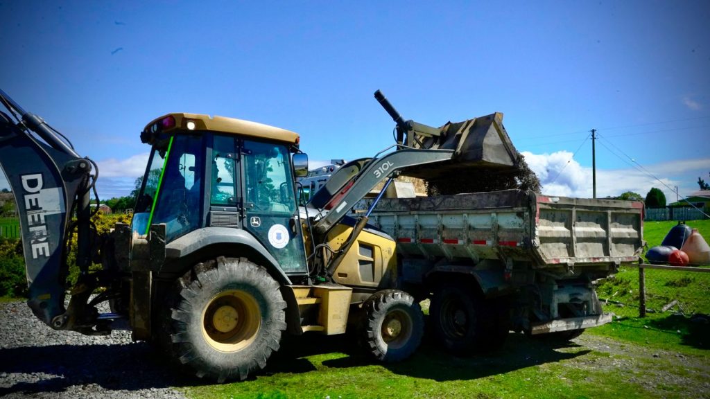 Municipalidad de Calbuco adjudica licitación para conservación de caminos Municipalidad de Calbuco adjudica licitación para conservación de caminos