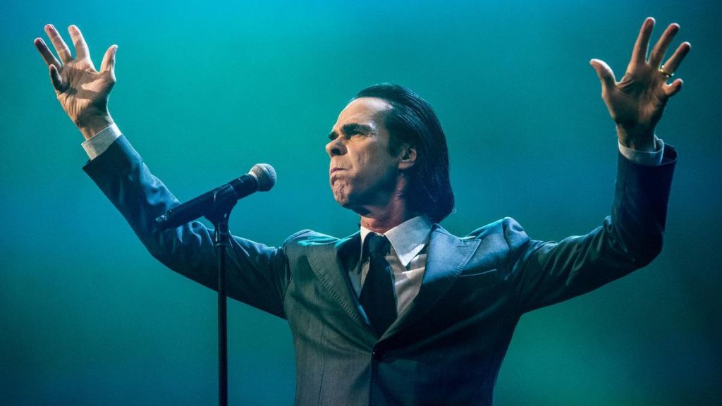 Nick Cave sacude y abraza en su monumental disco en directo 'Live God'
