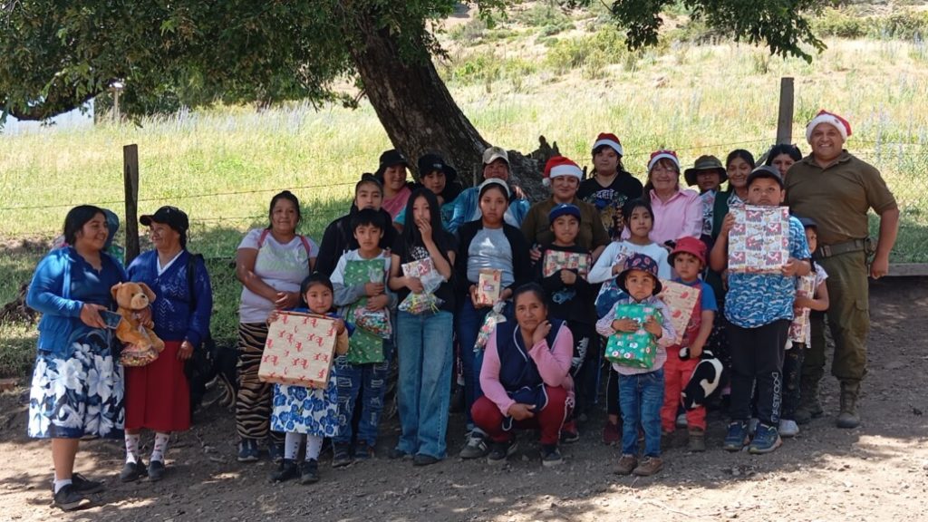 Niños de Trapatrapa celebran la Navidad anticipada gracias a la coordinación entre PACI Alto Biobío y jóvenes de Los Ángeles
