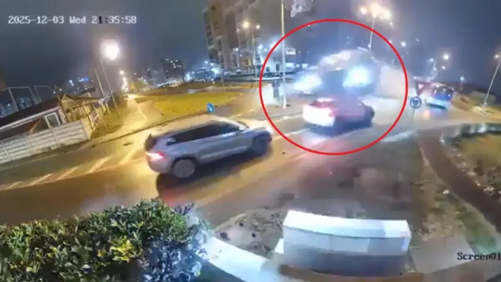 No es GTA Captan auto "volando" sobre otros vehículos en Rumanía VIDEO
