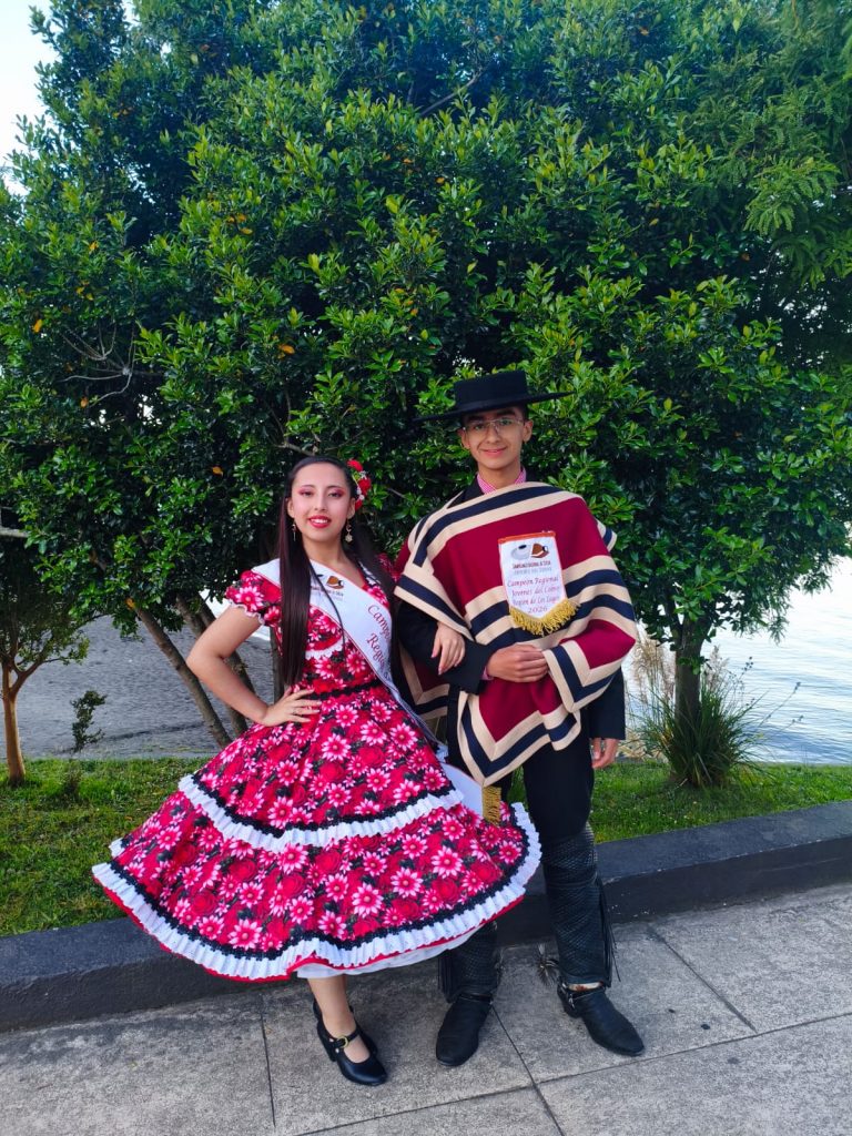 Pareja adolescente de Puerto Montt gana regional de cueca