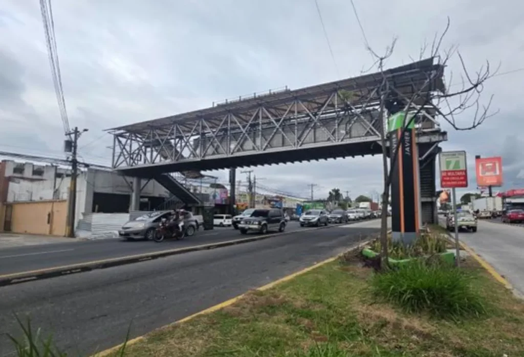 Pasarela dañada en la Aguilar Batres será retirada este fin de semana