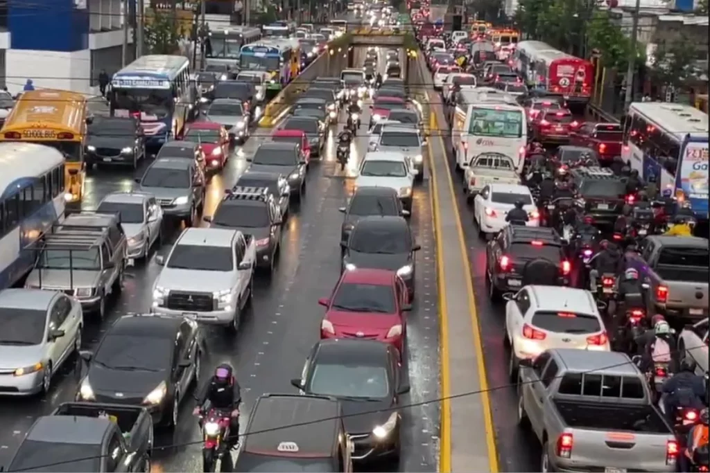 Policía MT: Centros comerciales y mercados generan carga vehicular en diciembre