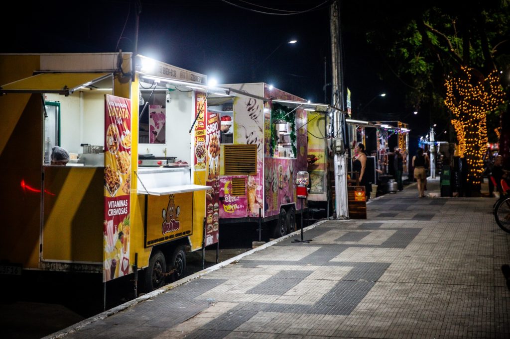 Praças viram polos gastronômicos e impulsionam pequeños negocios Praças viram polos gastronômicos e impulsionam pequeños negocios