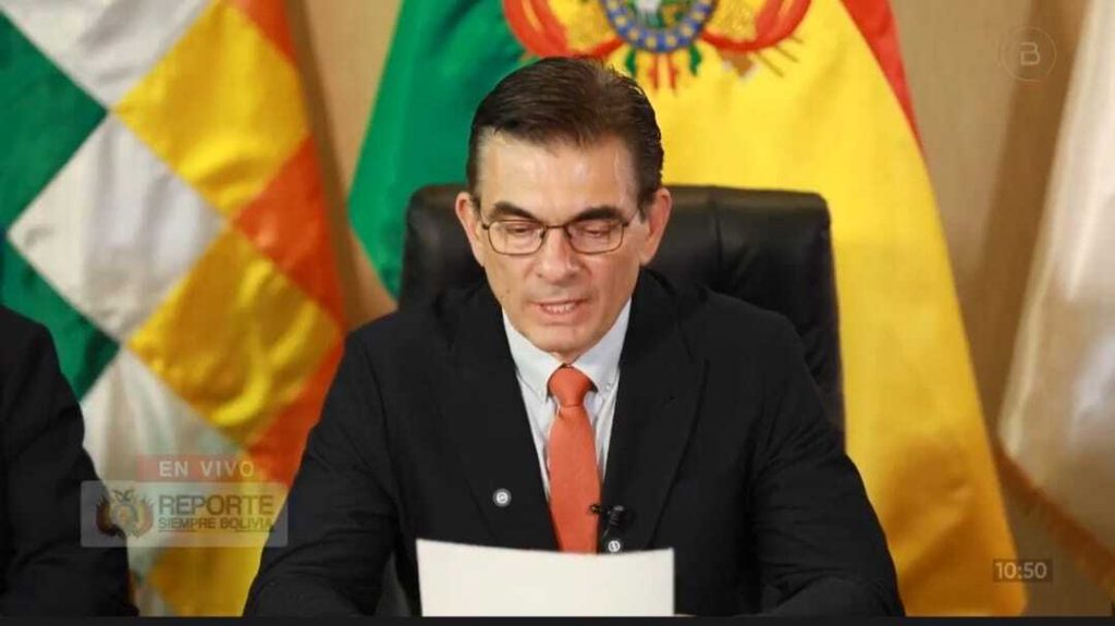 Presidente Paz culpa a la corrupción por las largas filas por diésel