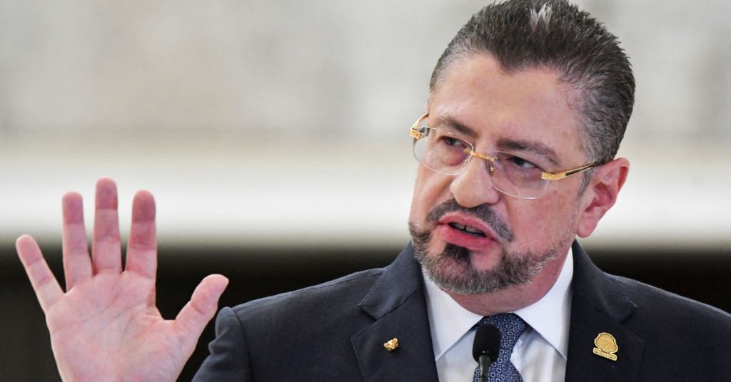 Presidente de Costa Rica recorre cuestionada megaprisión para pandilleros en El Salvador - Mundo