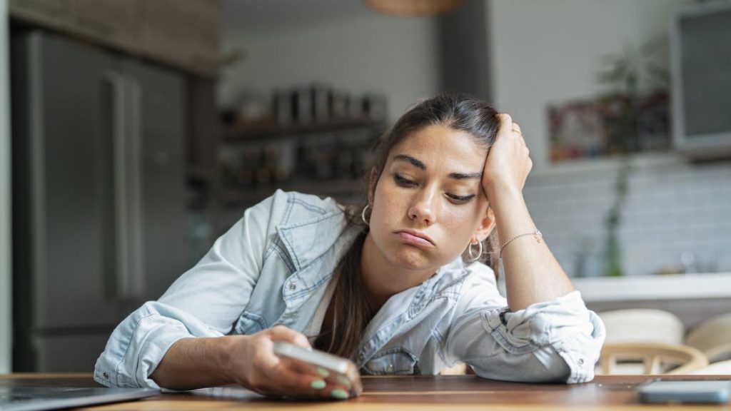 Psiquiatra revela el síntoma que todos confunden con flojera y revelaría una depresión