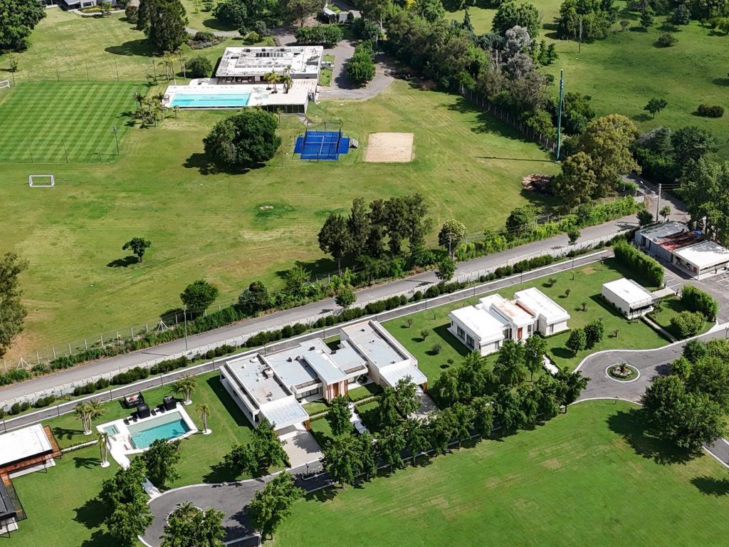 Pusieron el secreto de sumario en la causa por la mansión en Pilar y allanaron un estudio contable.