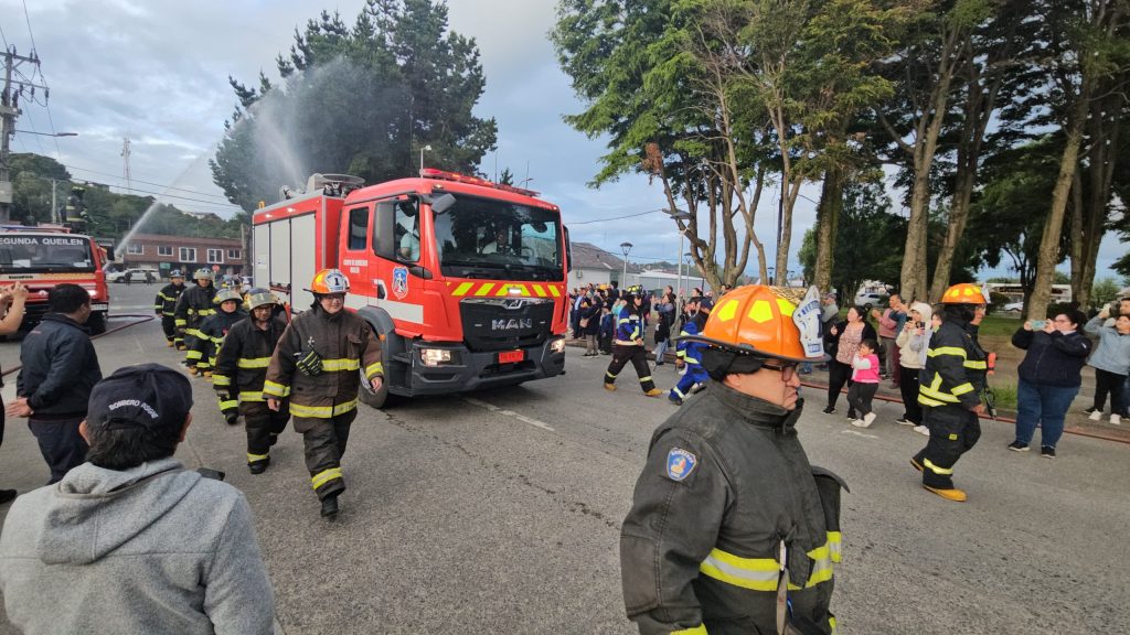 Queilinos celebran la llegada de nuevo carro bomba