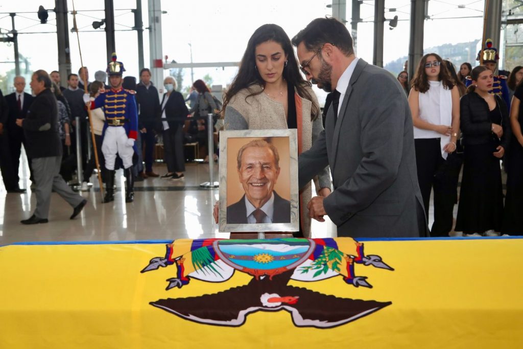 Quito desprecia a Rodrigo Borja Cevallos, concluye el velorio del expresidente Quito desprecia a Rodrigo Borja Cevallos, concluye el velorio del expresidente