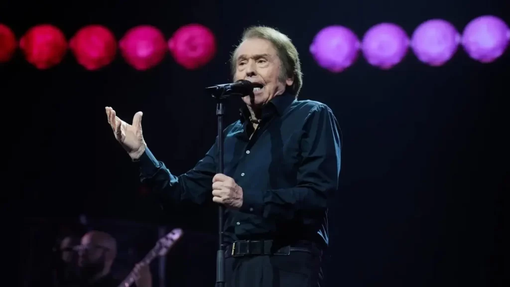 Raphael vuelve a conquistar Madrid aclamado por fans de todas las edades: "¡Un año más!"