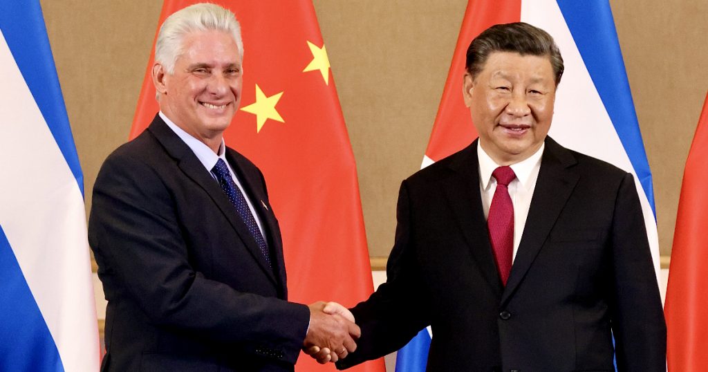 Régimen cubano estudia el “pensamiento de Xi Jinping” para perfeccionar su surrealismo socialista